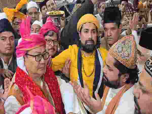Rijiju offers chadar at Ajmer Sharif Dargah on behalf of Centre Rijiju offers chadar at Ajmer Sharif Dargah on behalf of Centre