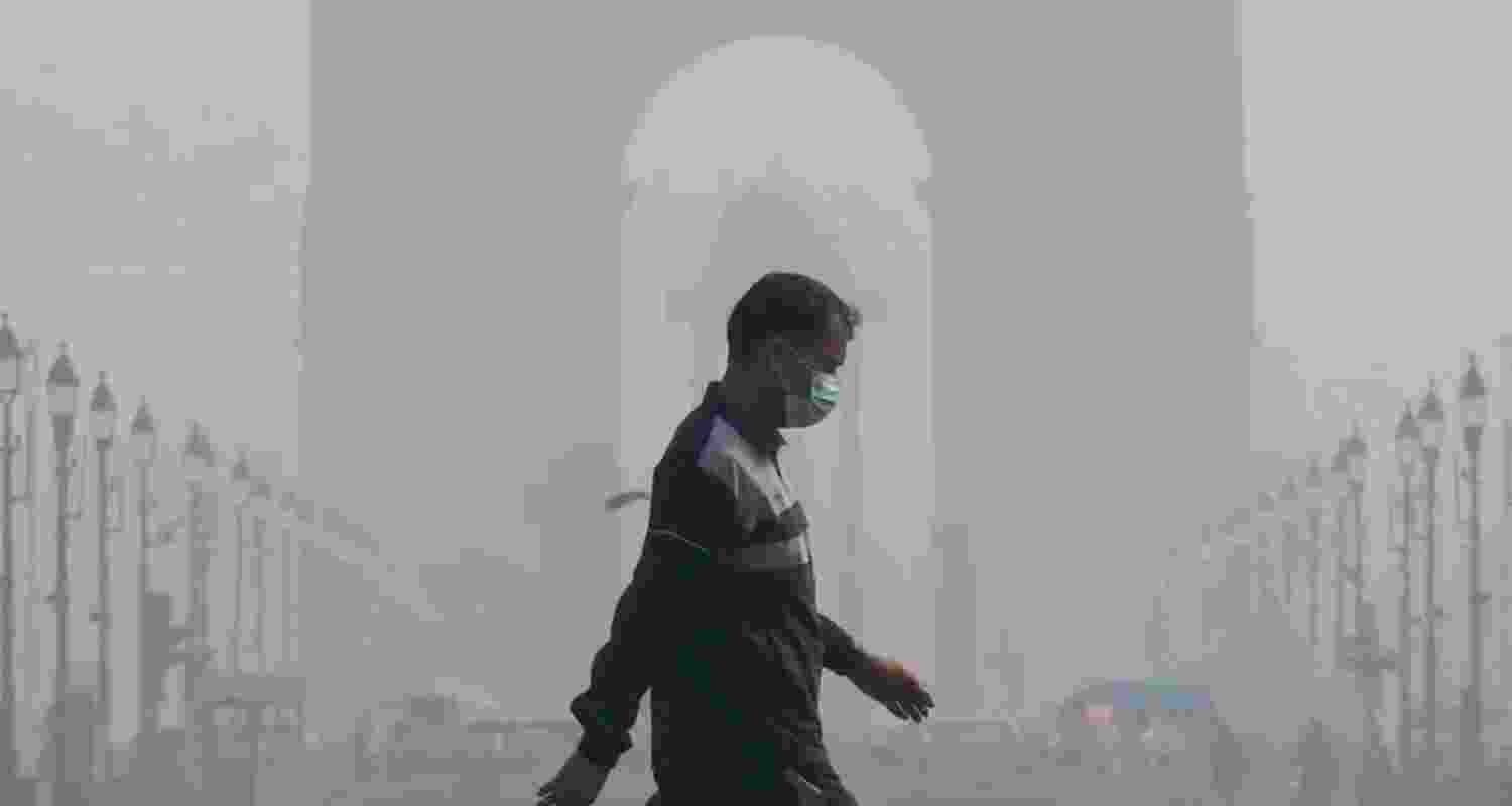 Delhi chokes as AQI nears ‘severe’, smog blankets city Delhi chokes as AQI nears ‘severe’, smog blankets city