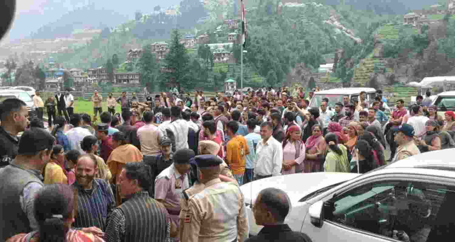 BJP workers gherao Revenue Minister Jagat Singh Negi during his Thunag visit. BJP workers gherao Revenue Minister Jagat Singh Negi during his Thunag visit.