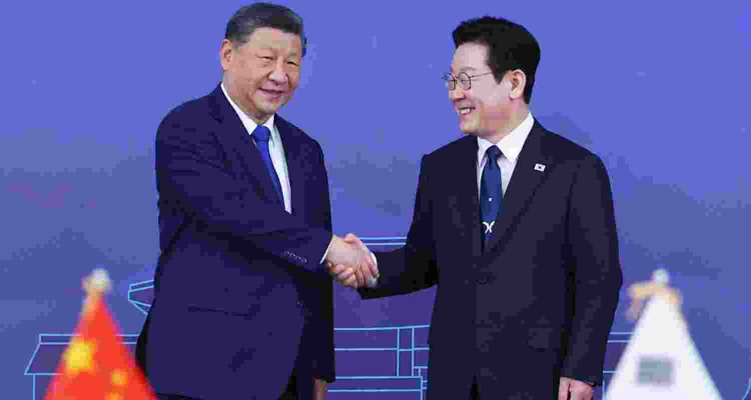 Chinese President Xi Jinping (left) shakes hands with South Korean President Lee Jae Myung. Chinese President Xi Jinping (left) shakes hands with South Korean President Lee Jae Myung.