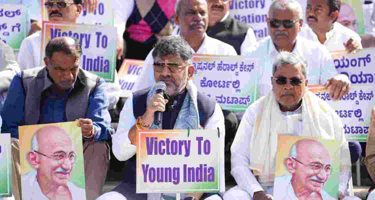 K’taka CM, DCM lead Cong stir over MGNREGA, National Herald case K’taka CM, DCM lead Cong stir over MGNREGA, National Herald case