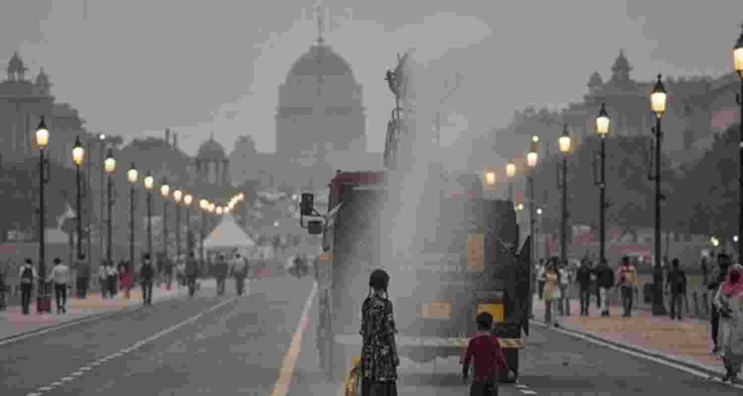 Delhi wakes up to fog, ‘very poor’ AQI Delhi wakes up to fog, ‘very poor’ AQI