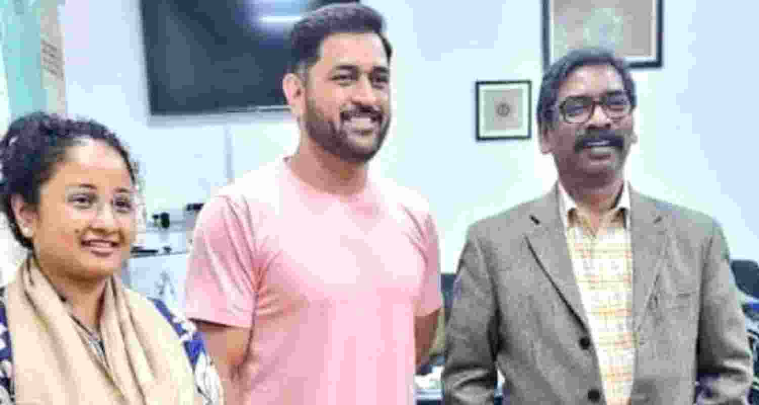 Former Indian cricket team skipper Mahendra Singh Dhoni with Jharkhand Chief Minister Hemant Soren and Kalpana Soren. Former Indian cricket team skipper Mahendra Singh Dhoni with Jharkhand Chief Minister Hemant Soren and Kalpana Soren.