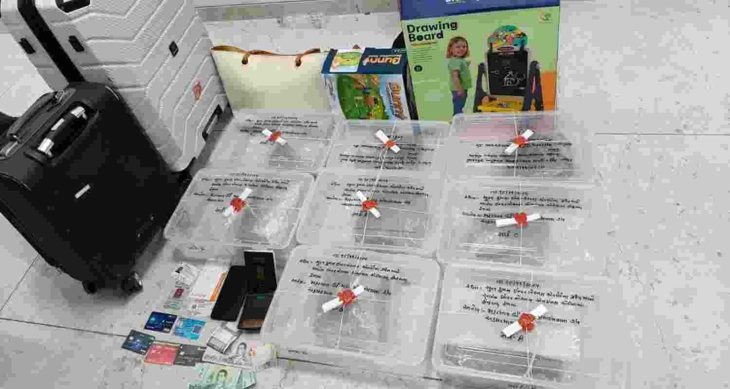 4 kg Narcotics seized at Surat Airport. 4 kg Narcotics seized at Surat Airport.