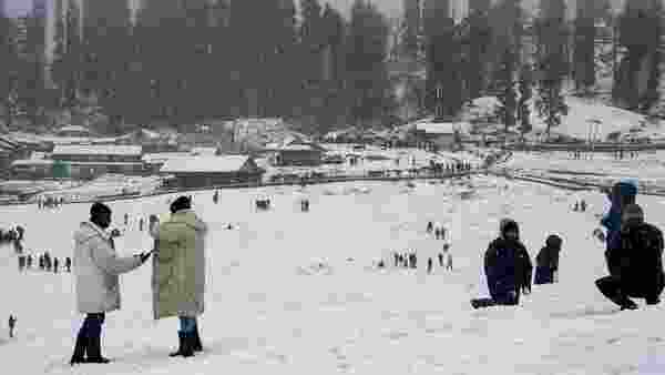 First snowfall attracts tourists to Gulmarg, stakeholders elated First snowfall attracts tourists to Gulmarg, stakeholders elated