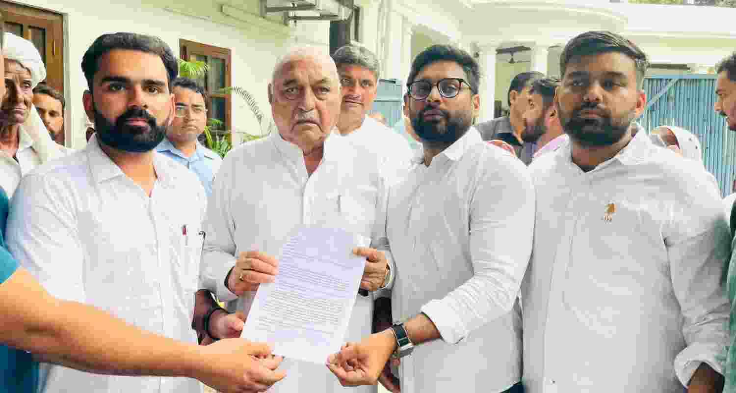 HAU students hand over memorandum to former chief minister Bhupinder Singh Hooda on Monday. HAU students hand over memorandum to former chief minister Bhupinder Singh Hooda on Monday.