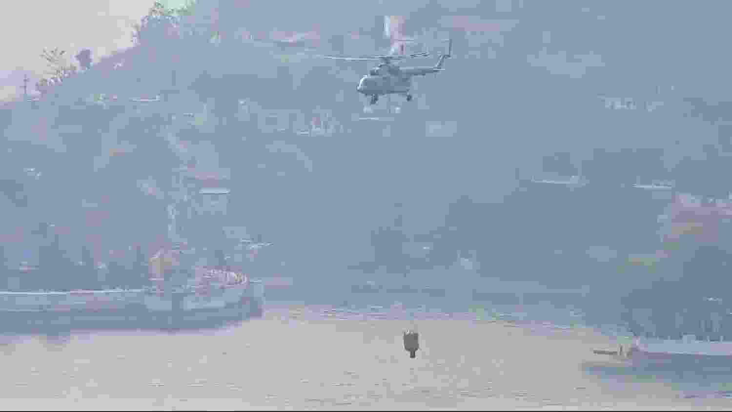 IAF's MI-17 helicopter roped in to combat raging forest fires in Nainital IAF's MI-17 helicopter roped in to combat raging forest fires in Nainital