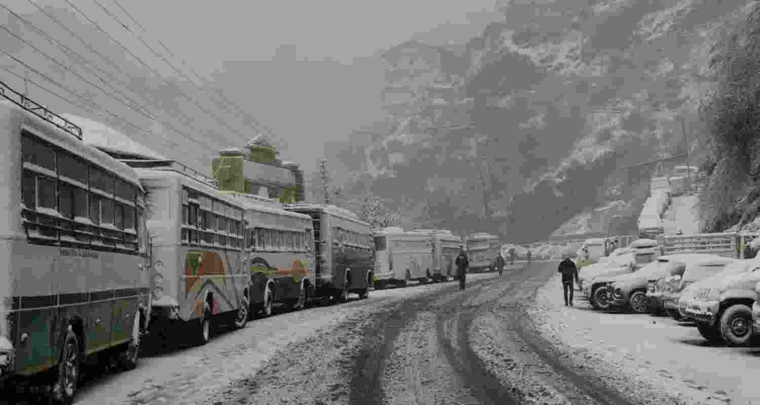 Fresh snowfall alert in Kashmir; Jammu-Srinagar NH closed again Fresh snowfall alert in Kashmir; Jammu-Srinagar NH closed again