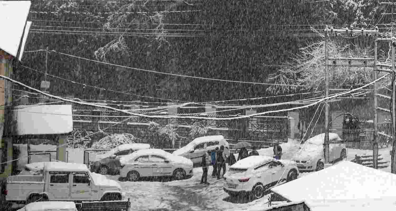 People brave heavy snowfall at Manali on Friday. People brave heavy snowfall at Manali on Friday.