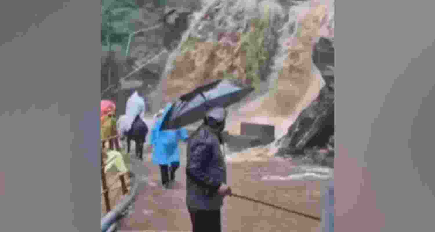 Pilgrimage to Kedarnath Dham was halted due to falling stones on Sunday. Pilgrimage to Kedarnath Dham was halted due to falling stones on Sunday.