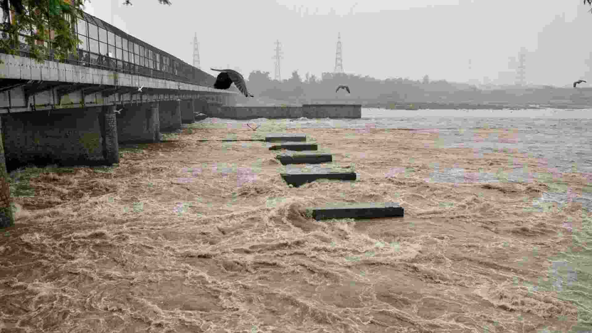 Yamuna water level recedes, community groups pitch for 'aid' Yamuna water level recedes, community groups pitch for 'aid'