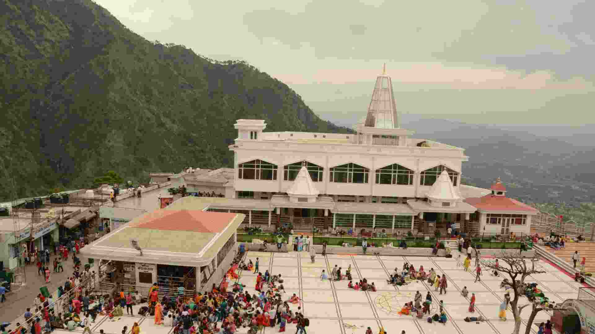 Vaishno Devi Yatra stopped again, dismayed pilgrims stage protest Vaishno Devi Yatra stopped again, dismayed pilgrims stage protest