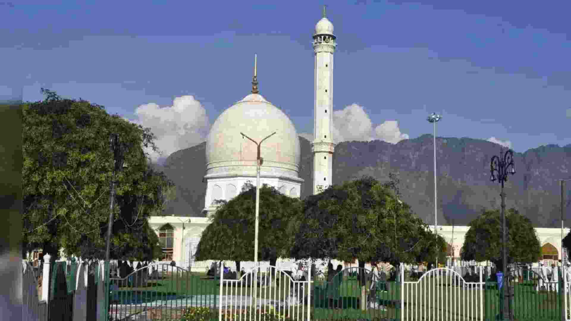 26 detained for vandalising national emblem at Hazratbal shrine 26 detained for vandalising national emblem at Hazratbal shrine