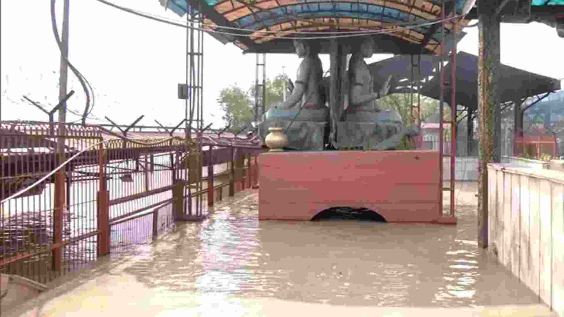 Cremations halted at Nigambodh Ghat after water enters premises Cremations halted at Nigambodh Ghat after water enters premises