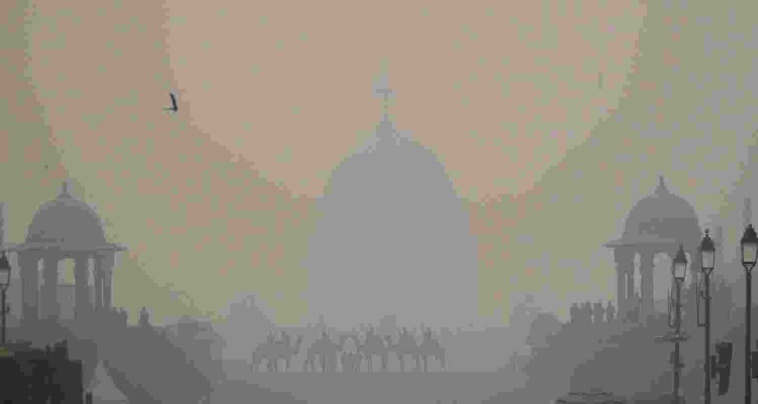 India’s financial capital, Mumbai, also woke up to dense fog on Monday morning, with temperatures hovering between 17 degrees Celsius and 30 degrees Celsius India’s financial capital, Mumbai, also woke up to dense fog on Monday morning, with temperatures hovering between 17 degrees Celsius and 30 degrees Celsius