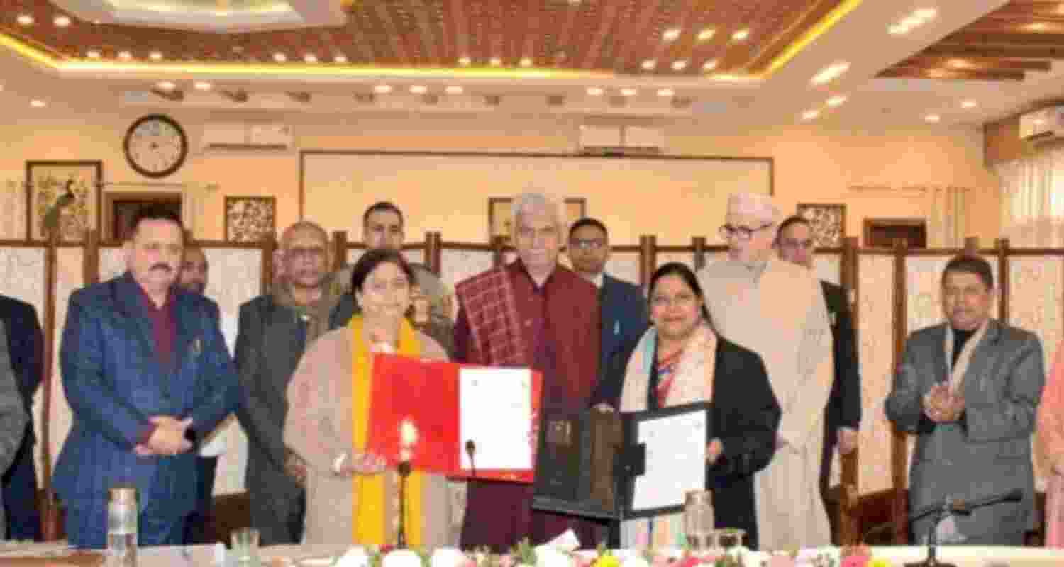 LG Sinha for skill oriented programs in KU to generate employment LG Sinha for skill oriented programs in KU to generate employment