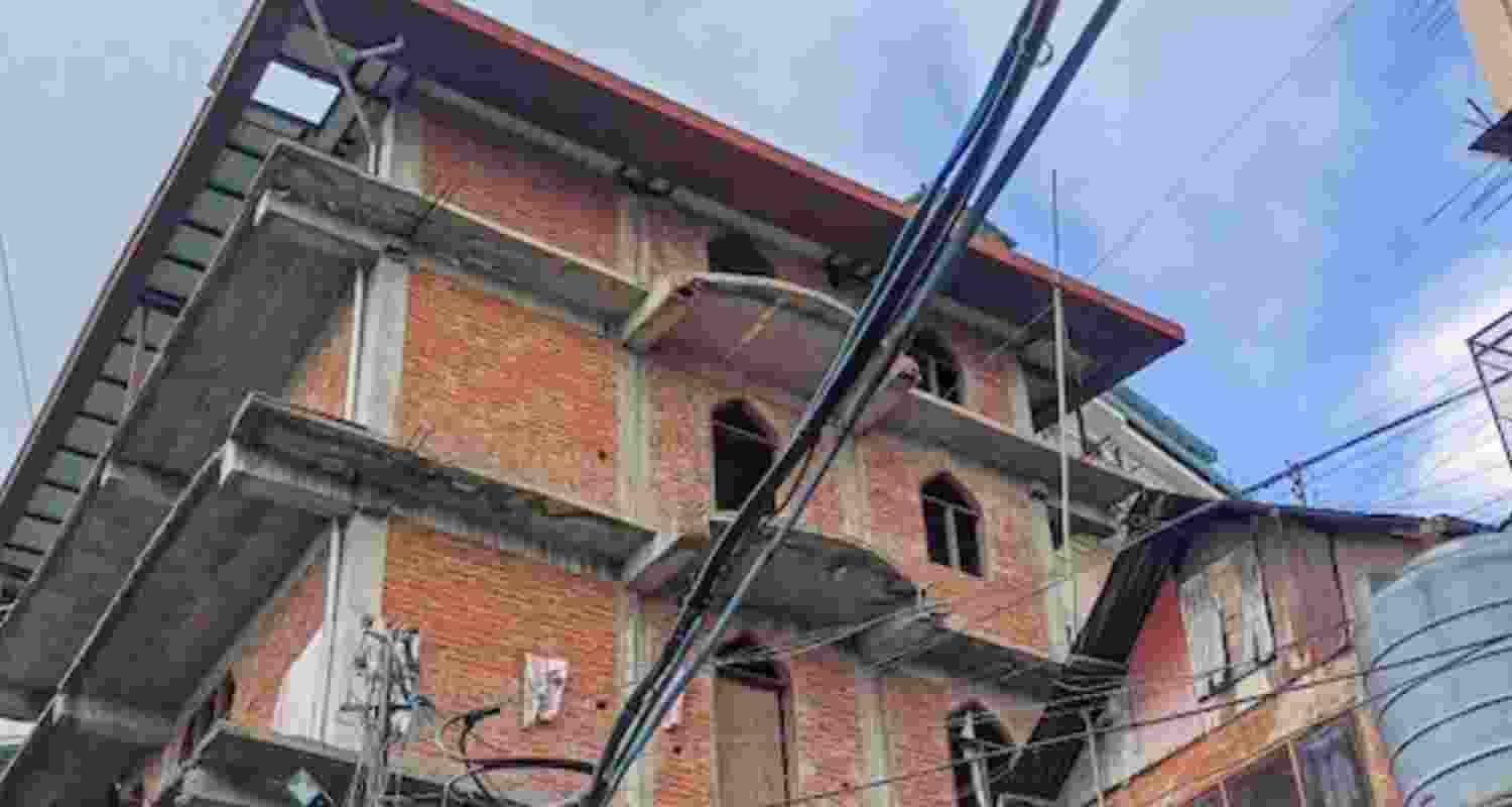Shimla court seeks response from mosque committee, Waqf Board on remaining floors of Sanjauli Mosque. Shimla court seeks response from mosque committee, Waqf Board on remaining floors of Sanjauli Mosque.