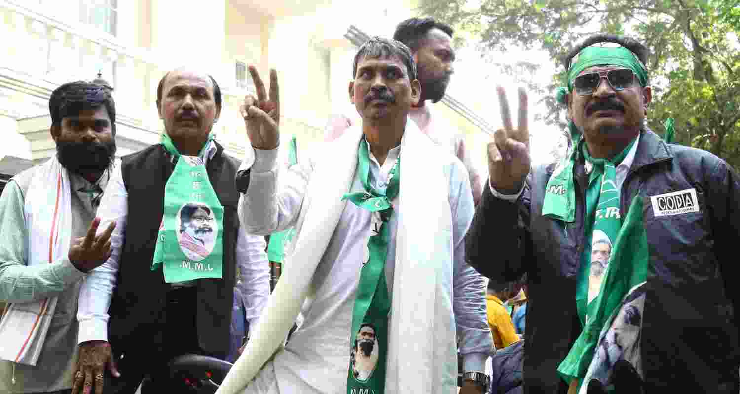 JMM candidate Somesh Soren shows victory sign with his supporters in Jamshedpur on Friday. JMM candidate Somesh Soren shows victory sign with his supporters in Jamshedpur on Friday.