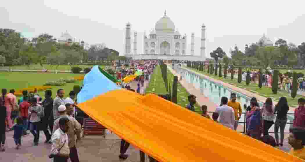 The ceremonial chadar offering will feature a 1,720-metre-long sheet at Shah Jahan’s tomb, attracting devotees at the Taj Mahal during the 371st Urs in Agra.. (File photo) The ceremonial chadar offering will feature a 1,720-metre-long sheet at Shah Jahan’s tomb, attracting devotees at the Taj Mahal during the 371st Urs in Agra.. (File photo)