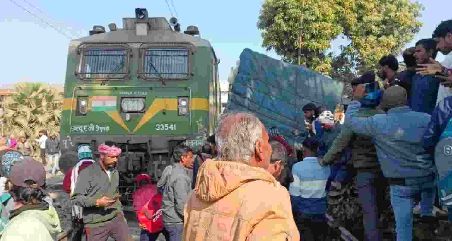 Train services on the Jasidih–Asansol line were disrupted for two hours after the Gonda–Asansol Express hit a truck in Jharkhand’s Deoghar district Train services on the Jasidih–Asansol line were disrupted for two hours after the Gonda–Asansol Express hit a truck in Jharkhand’s Deoghar district