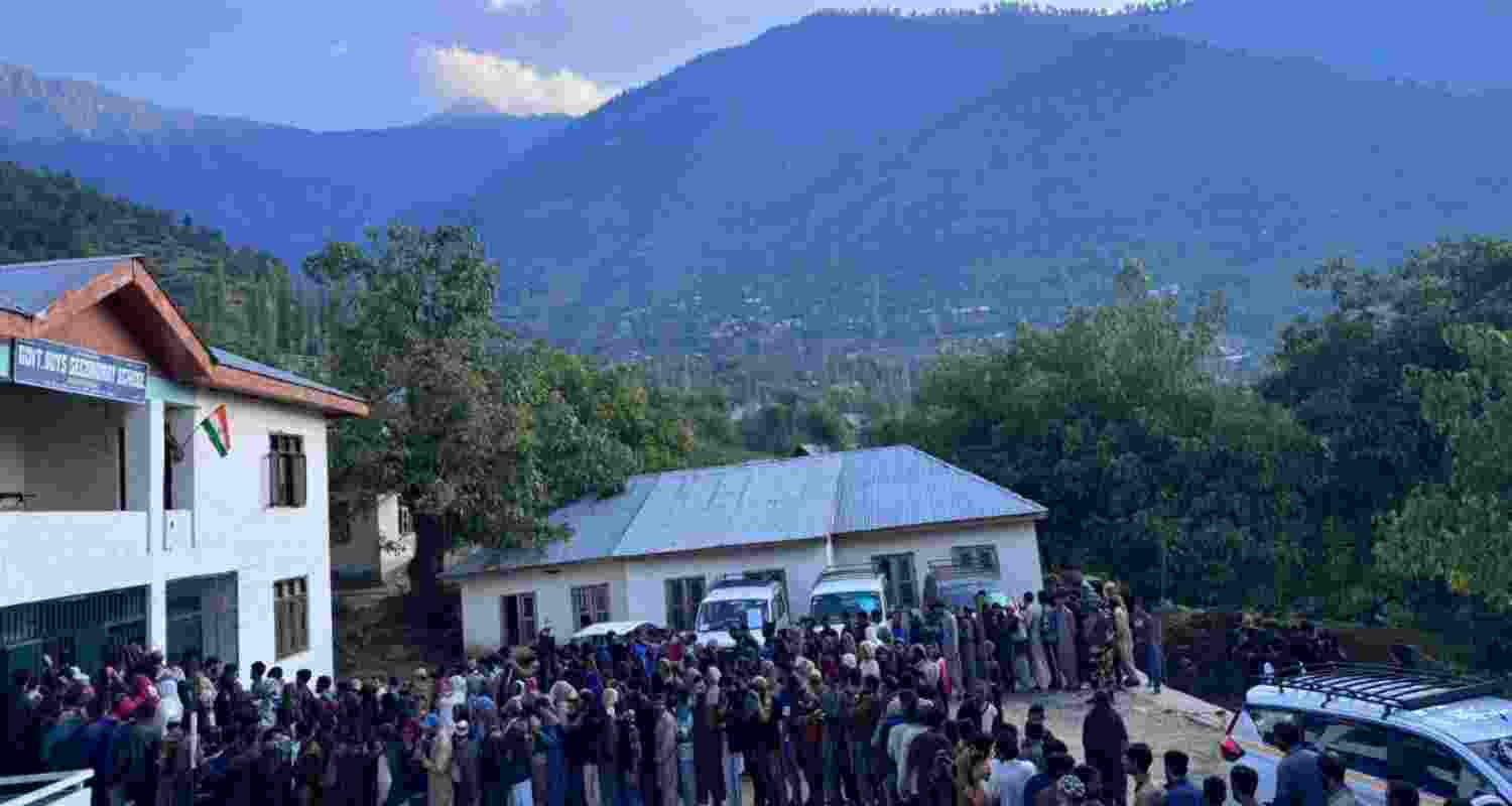 Voting for phase II of J&K assembly polls begins amid tight security
 Voting for phase II of J&K assembly polls begins amid tight security