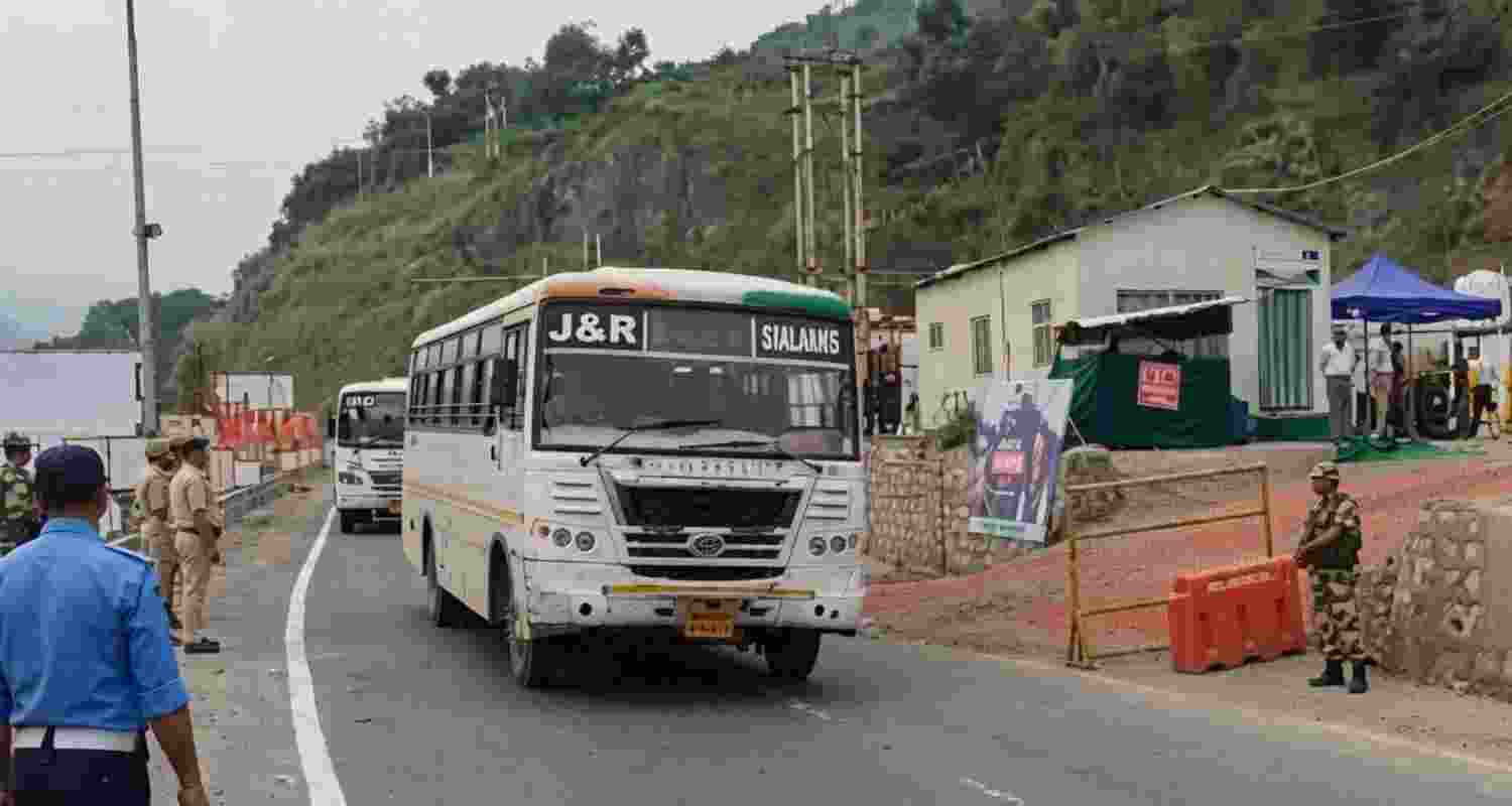 A fresh batch of 4,640 Amarnath pilgrims left Jammu for Baltal and Pahalgam as the Yatra crossed the 3 lakh mark in just 13 days. A fresh batch of 4,640 Amarnath pilgrims left Jammu for Baltal and Pahalgam as the Yatra crossed the 3 lakh mark in just 13 days.