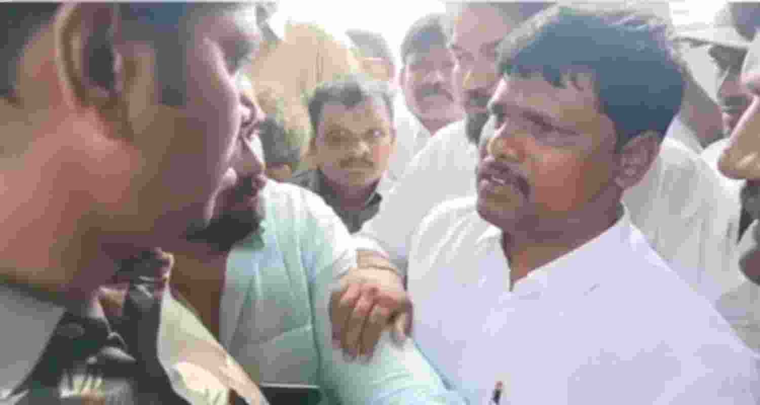 TDP Minister BC Janardhan Reddy's brother slapped an on-duty police constable, publicly. TDP Minister BC Janardhan Reddy's brother slapped an on-duty police constable, publicly.