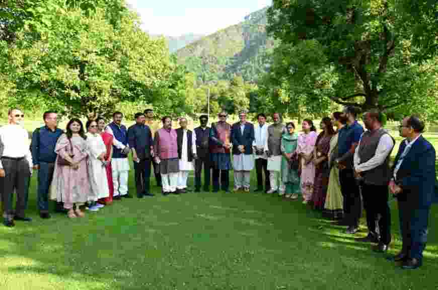 Parliamentary panel calls on CM Omar,exchange views on key issues Parliamentary panel calls on CM Omar,exchange views on key issues