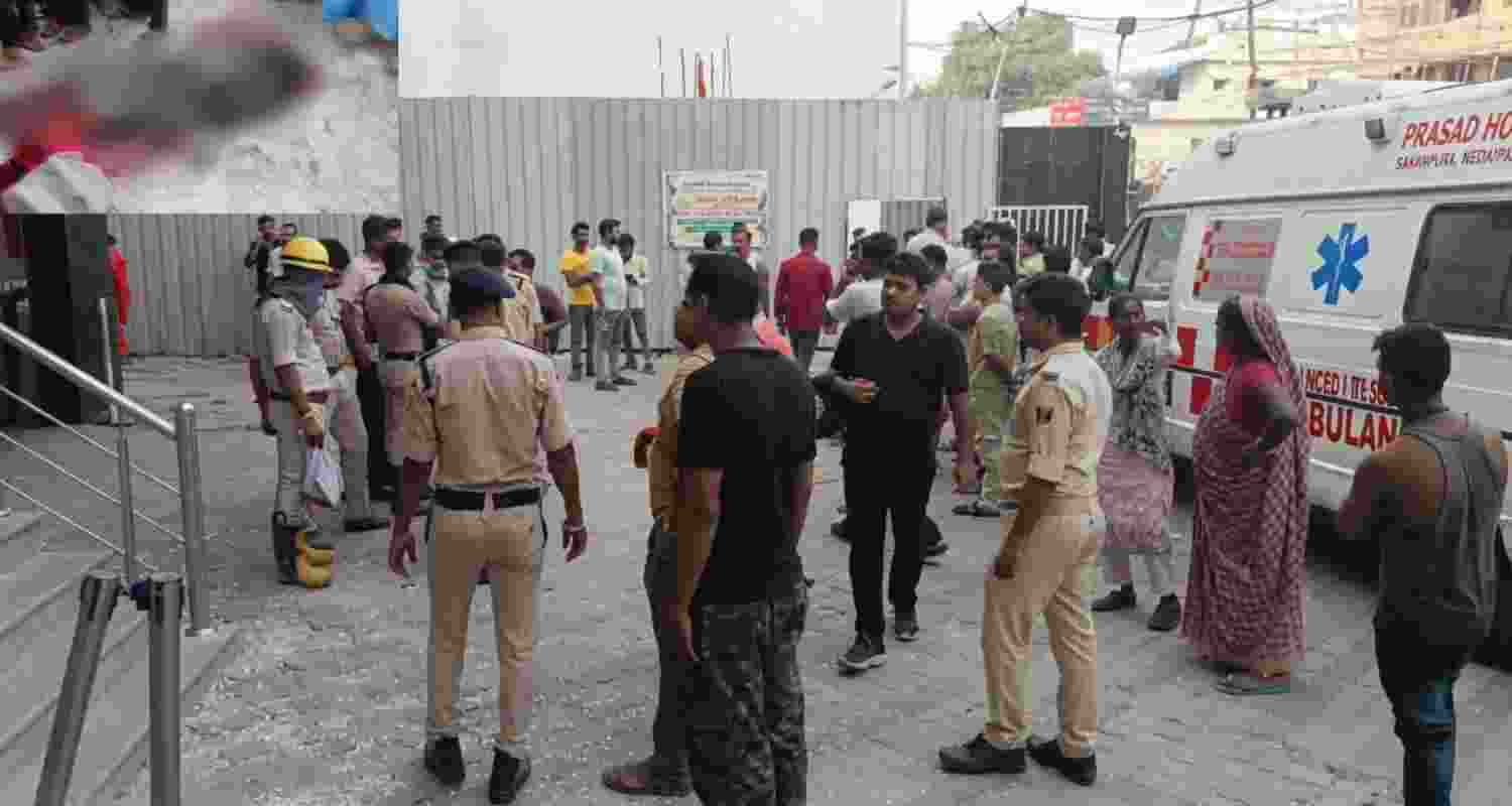 Three people are reported to be dead after a massive fire broke out in the ICU of a private hospital in Bihar's Muzaffarpur district this morning. Three people are reported to be dead after a massive fire broke out in the ICU of a private hospital in Bihar's Muzaffarpur district this morning.