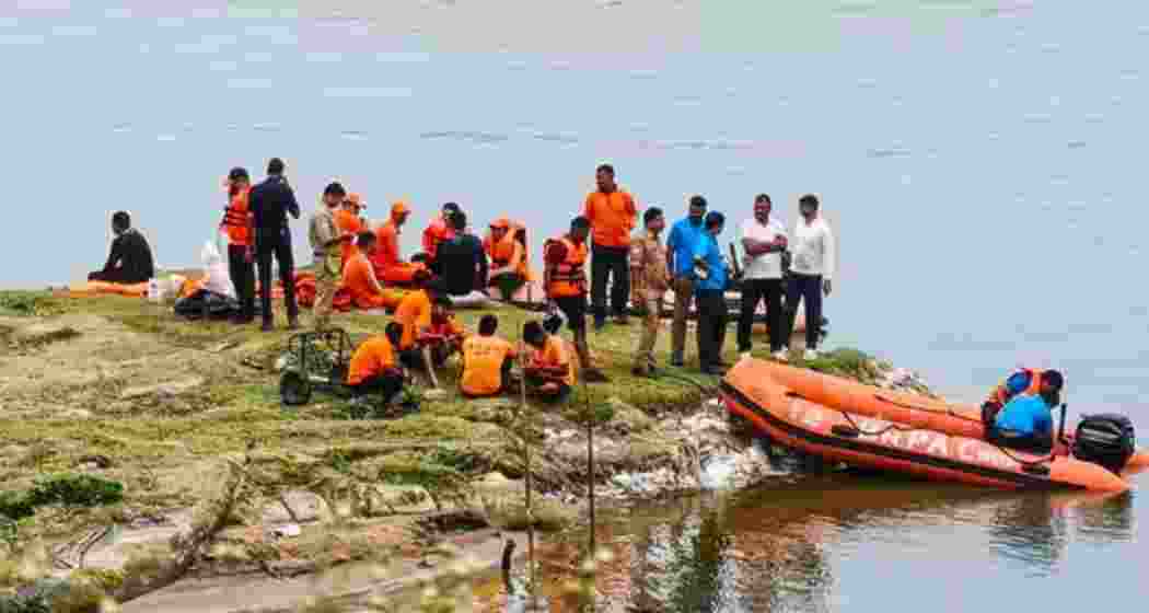 NDRF and SDRF personnel carry out a search and rescue operation after a boat capsized in the Yamuna River, in Hamirpur district in Uttar Pradesh on Thursday. NDRF and SDRF personnel carry out a search and rescue operation after a boat capsized in the Yamuna River, in Hamirpur district in Uttar Pradesh on Thursday.
