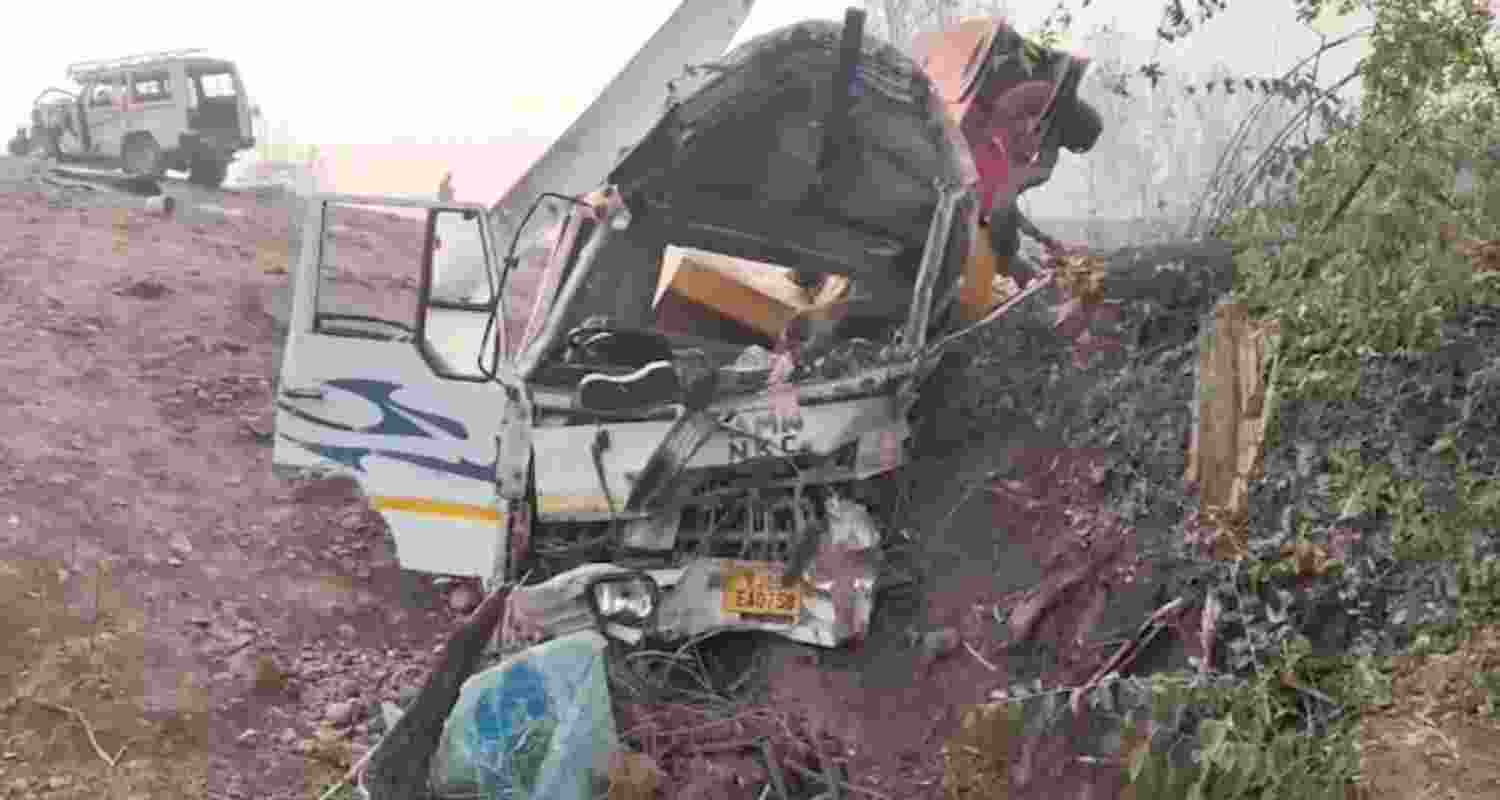 4 killed, several injured in Budgam truck-vehicle crash 4 killed, several injured in Budgam truck-vehicle crash