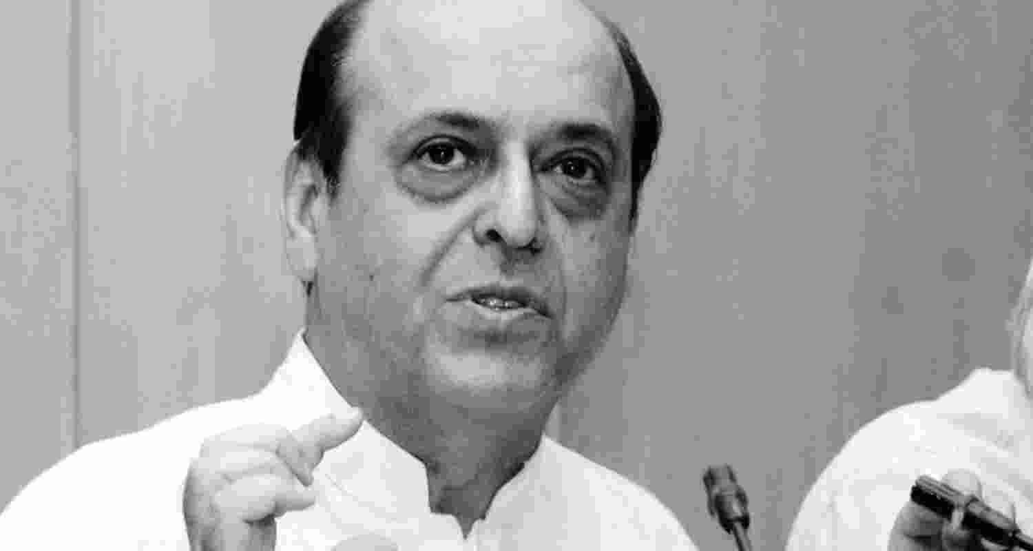 Former CEC Navin Chawla. Former CEC Navin Chawla.