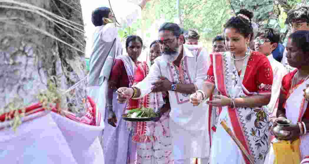 Tribals protest with black bands during Soren's Sarhul puja Tribals protest with black bands during Soren's Sarhul puja