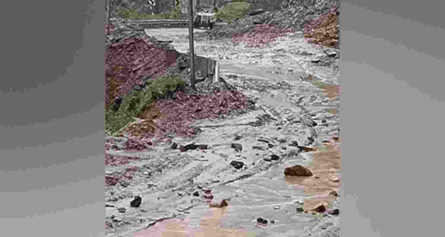 Debris blocks Badrinath route. Debris blocks Badrinath route.