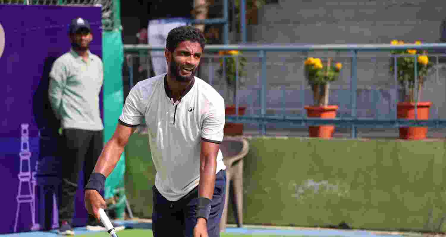Manish Sureshkumar fought back from a 3-5 deficit in the second set to score a 6-3 7-5 win over Korea's Uisung Park. Manish Sureshkumar fought back from a 3-5 deficit in the second set to score a 6-3 7-5 win over Korea's Uisung Park.