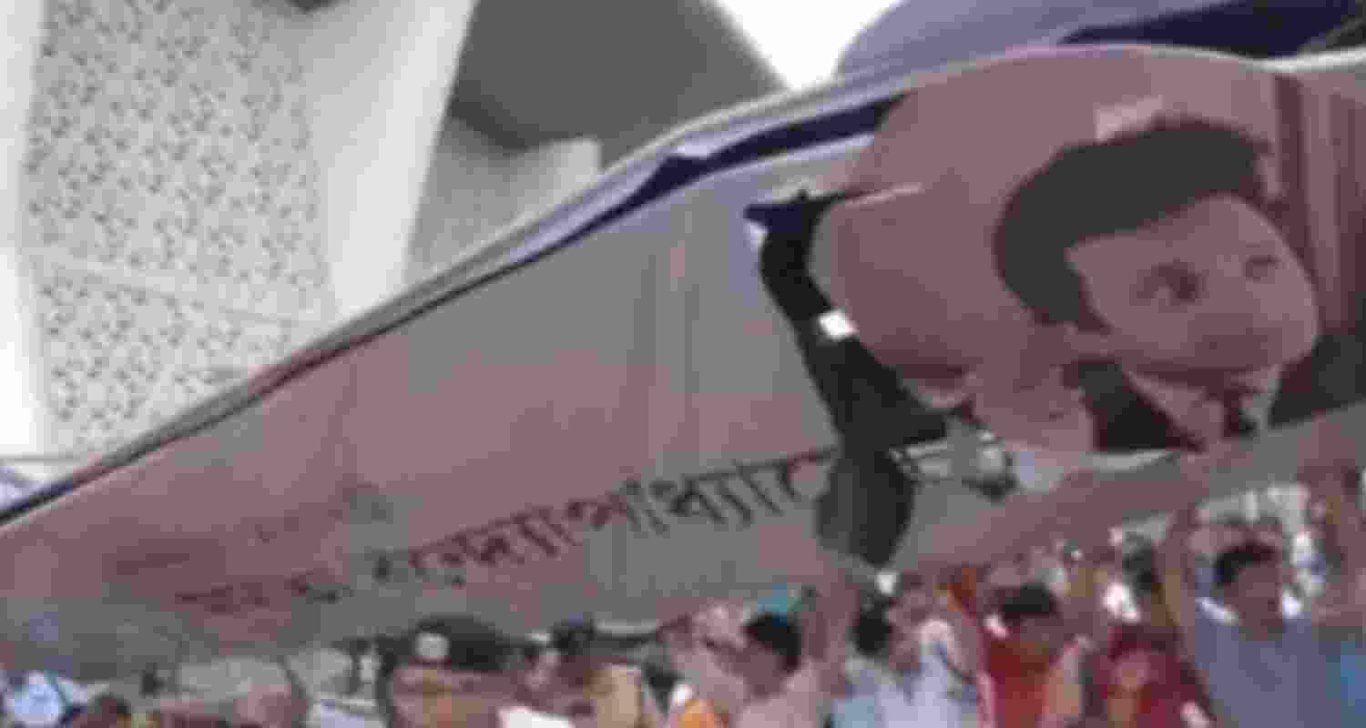 Gate collapses at Mamata's event, several injured Gate collapses at Mamata's event, several injured