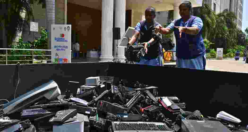 Govt staffers dispose of scraps during a waste-scrapping drive at a government office. Govt staffers dispose of scraps during a waste-scrapping drive at a government office.