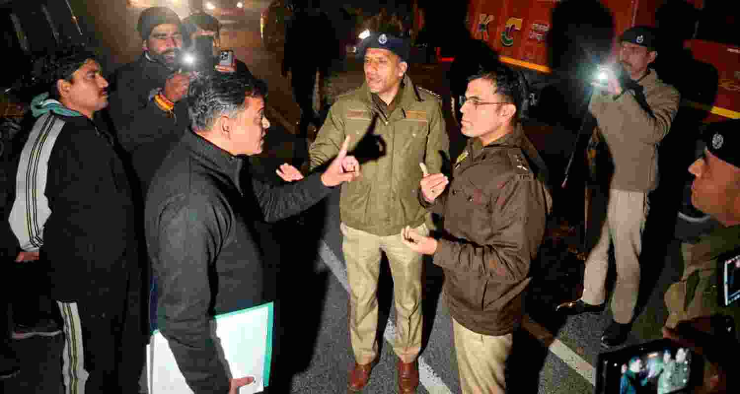 Delhi Police officials in conversation with Shimla cops. Delhi Police officials in conversation with Shimla cops.