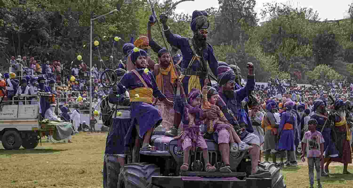 Hola Mohalla Hola Mohalla