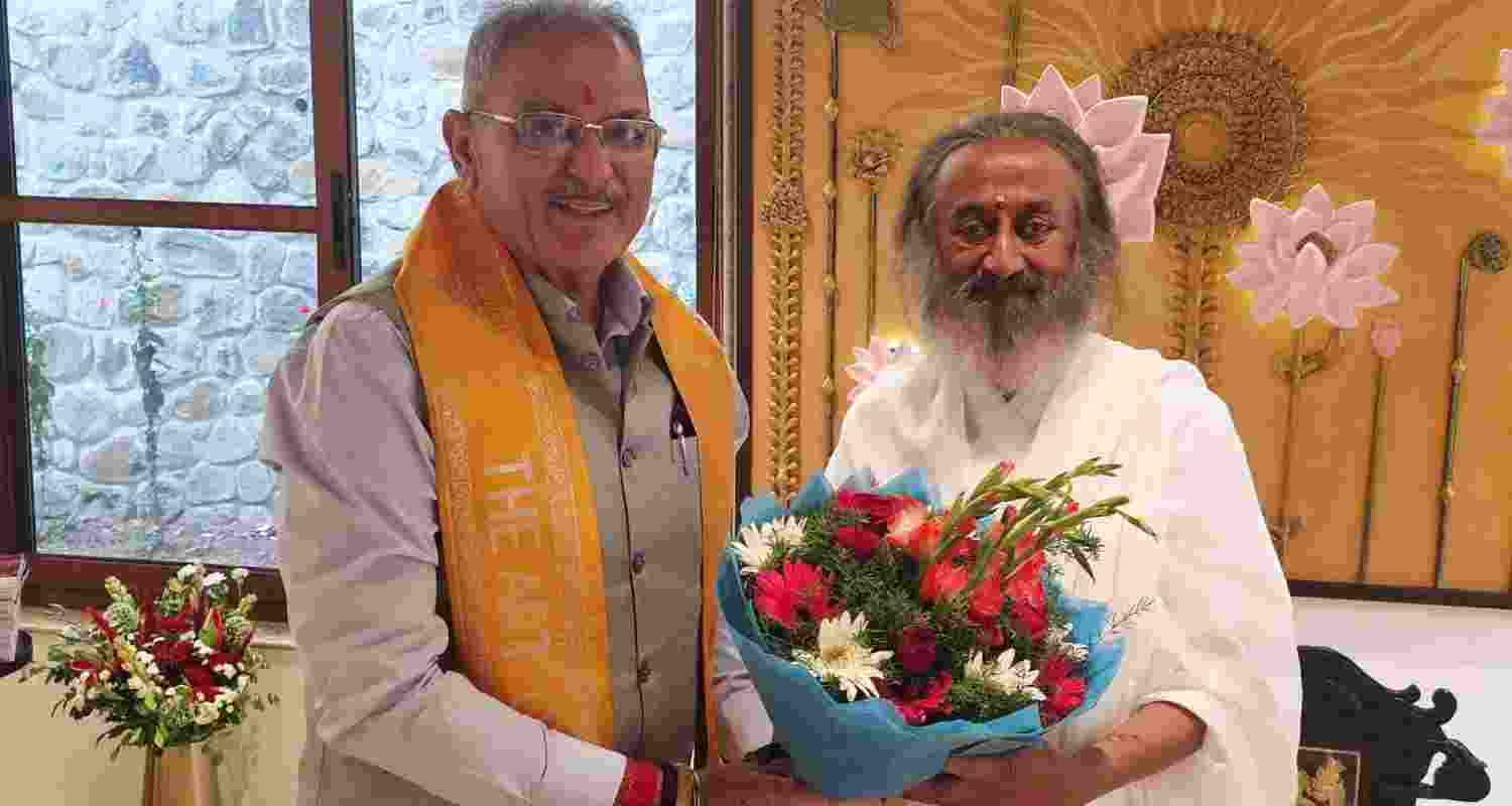 HP Governor Kavinder Gupta during his meeting with Sri Sri Ravi Shankar in Bengaluru. HP Governor Kavinder Gupta during his meeting with Sri Sri Ravi Shankar in Bengaluru.