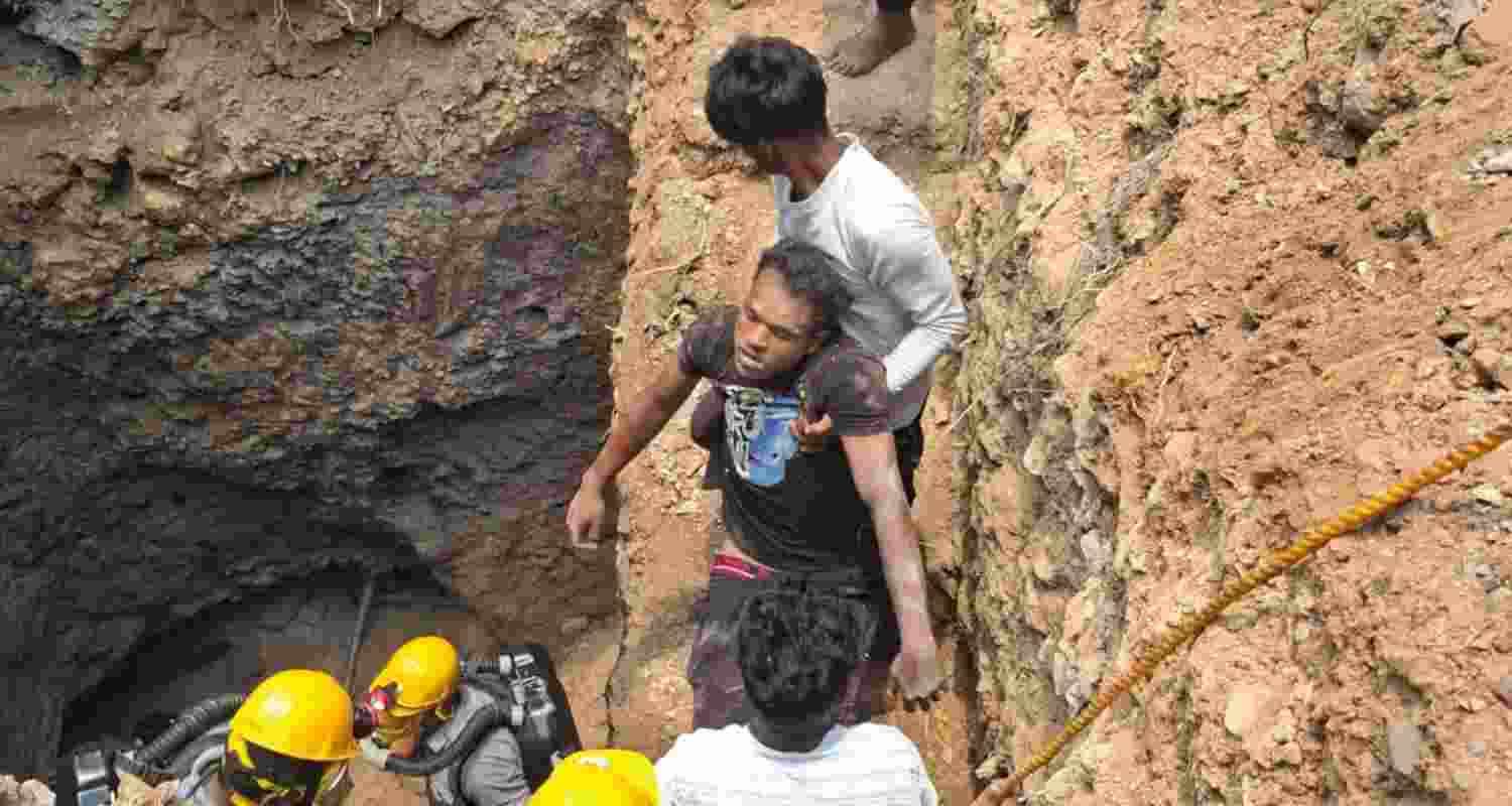 Four people died of suspected asphyxiation while allegedly mining in a 40-foot-deep unauthorised mine in Jharkhand's Ramgarh district. Four people died of suspected asphyxiation while allegedly mining in a 40-foot-deep unauthorised mine in Jharkhand's Ramgarh district.