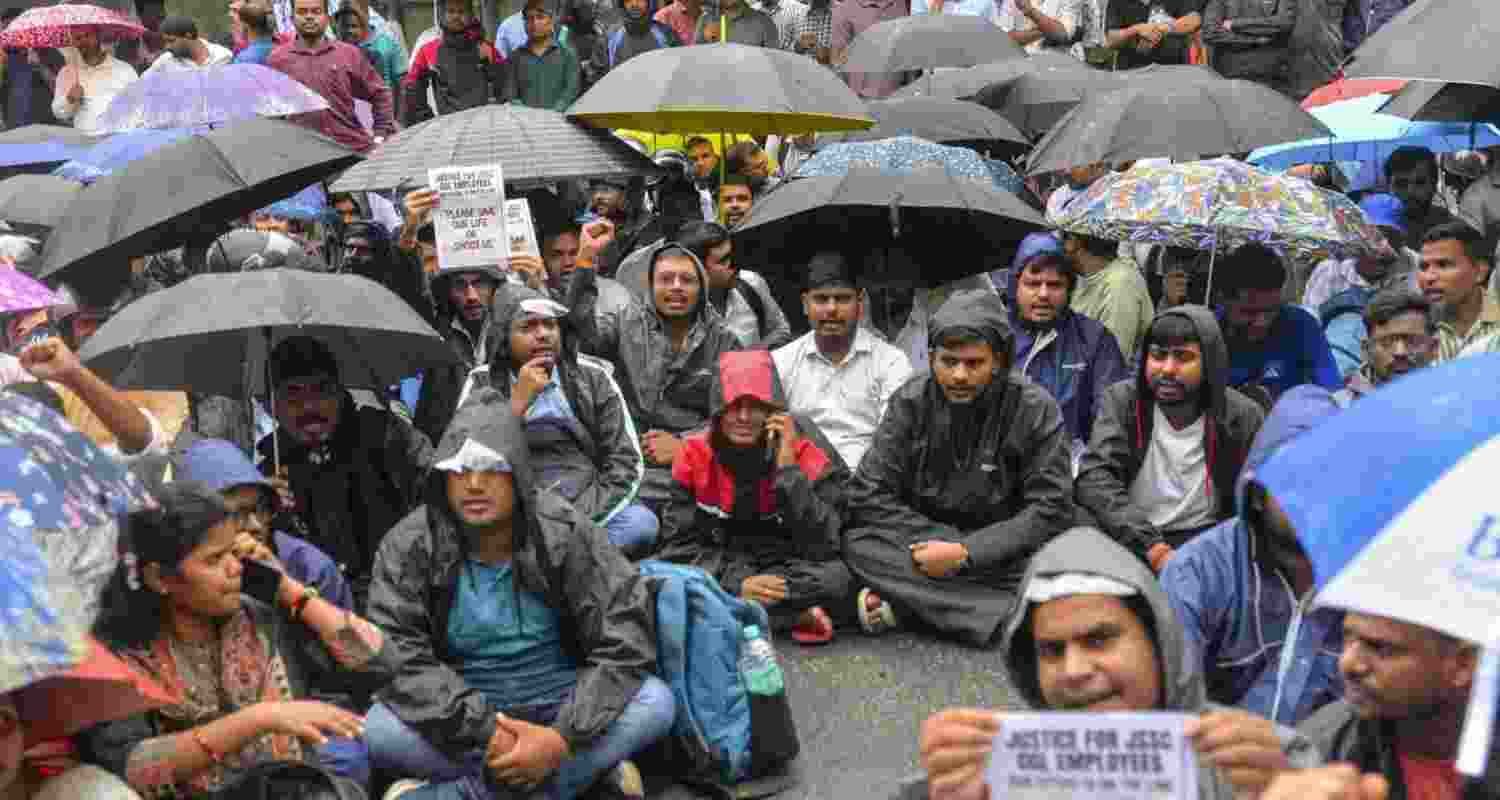Jharkhand students suspend their 26-day protest over JPSC-JSSC exam irregularities, giving the government 60 days to meet their demands.
Jharkhand students suspend their 26-day protest over JPSC-JSSC exam irregularities, giving the government 60 days to meet their demands.