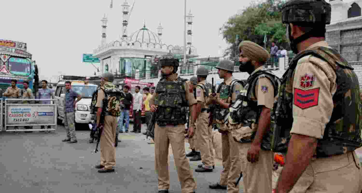 J&K Police and Delhi Police jointly arrested three robbery accused in New Delhi after a coordinated operation linked to multiple robbery cases. J&K Police and Delhi Police jointly arrested three robbery accused in New Delhi after a coordinated operation linked to multiple robbery cases.