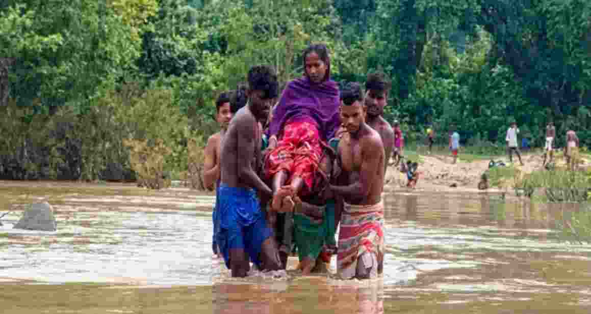 Villagers carry pregnant woman across flooded river in J’khand Villagers carry pregnant woman across flooded river in J’khand