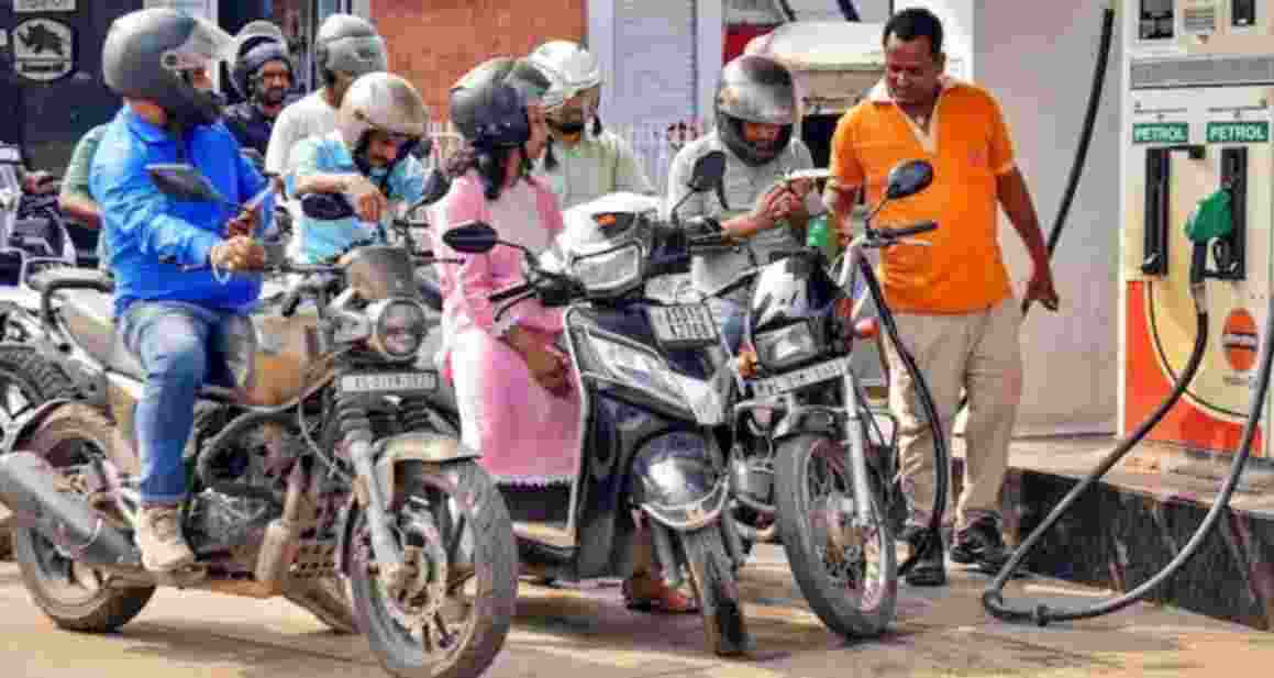 Petrol, diesel prices hiked by 90 paise, second hike in 5 days Petrol, diesel prices hiked by 90 paise, second hike in 5 days