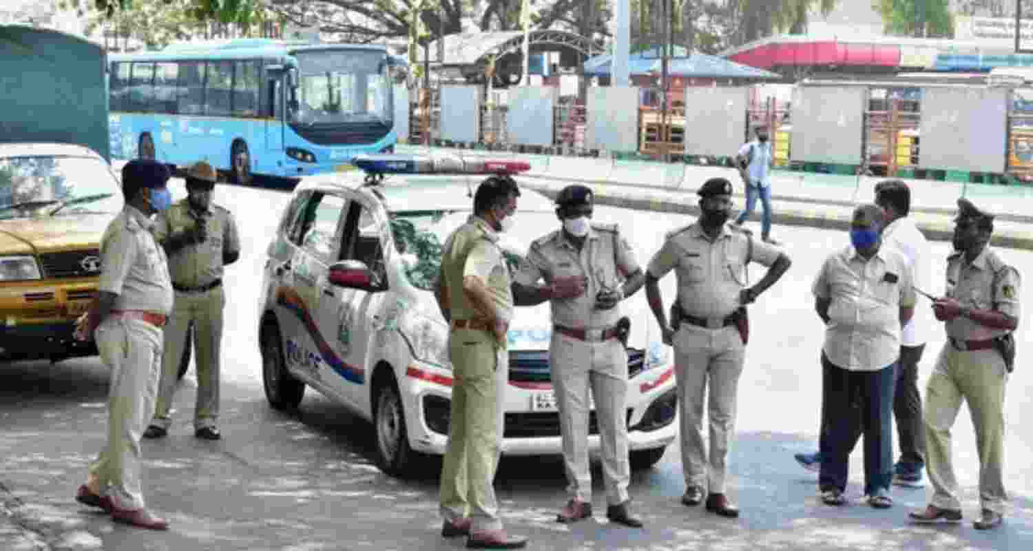 Karnataka Police arrested 10 people for allegedly assaulting GBA officials during a footpath clearance drive near Shivajinagar Bus Stand in Bengaluru. Karnataka Police arrested 10 people for allegedly assaulting GBA officials during a footpath clearance drive near Shivajinagar Bus Stand in Bengaluru.