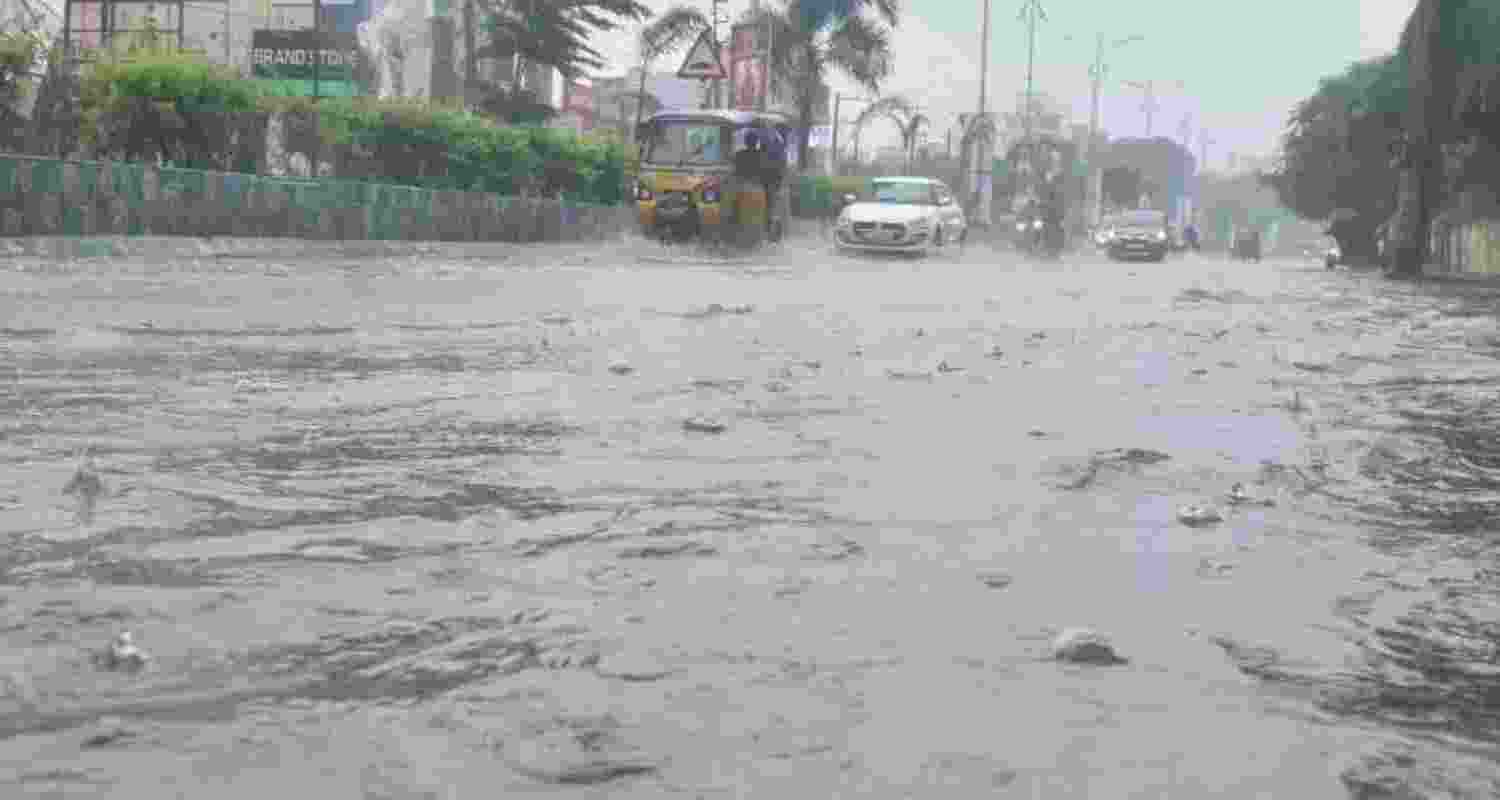 Heavy rain continued to batter the high-range areas of several districts in Kerala on Sunday and many low-lying regions experienced flooding. Heavy rain continued to batter the high-range areas of several districts in Kerala on Sunday and many low-lying regions experienced flooding.