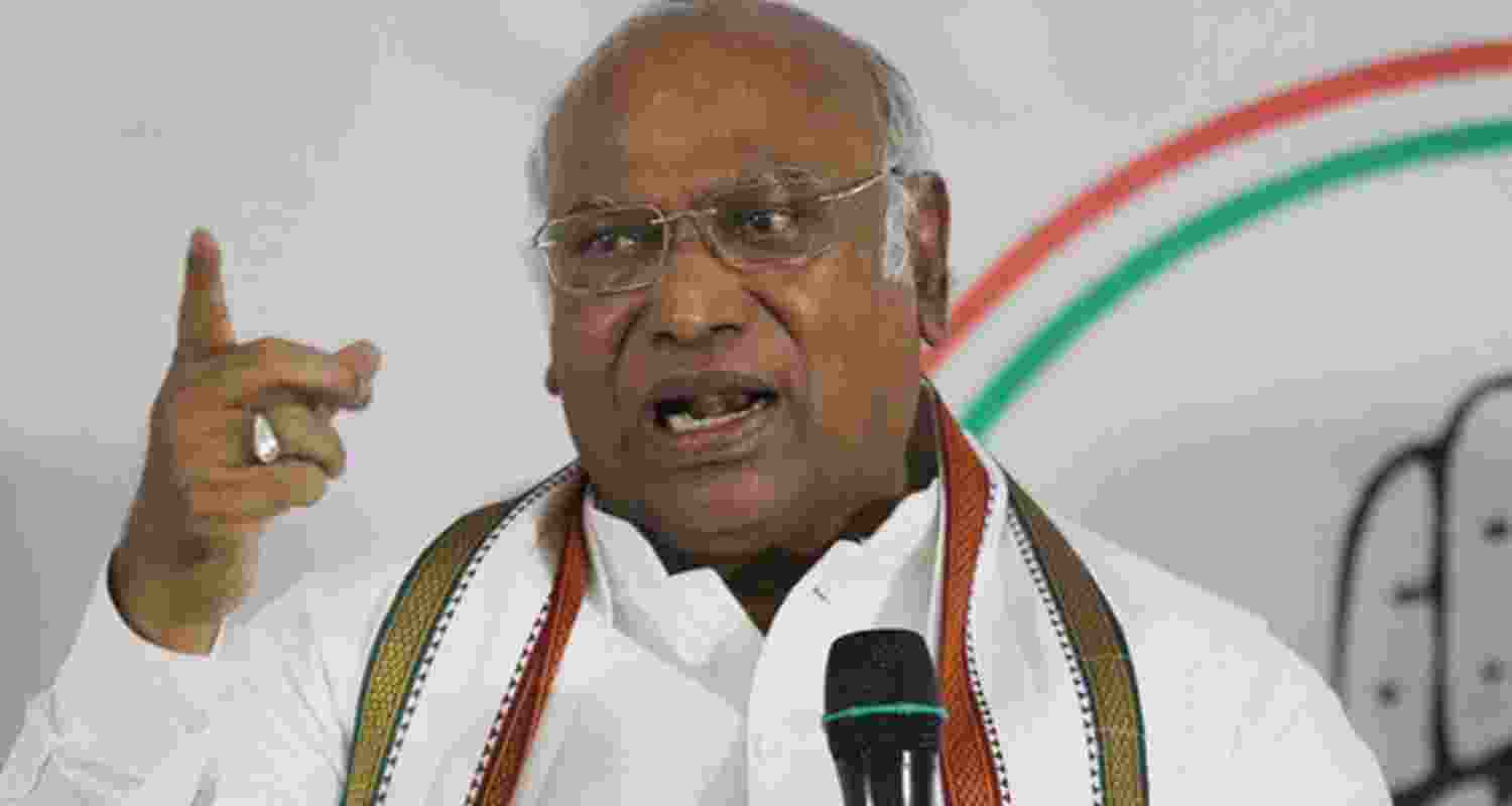 Kharge counters ‘batenge, katenge’ slogan, gives call for unity Kharge counters ‘batenge, katenge’ slogan, gives call for unity