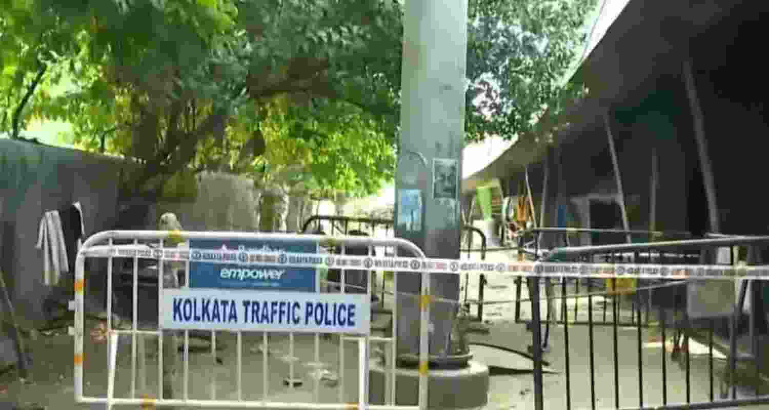 Kolkata lamp post mishap kills 7-yr-old girl Kolkata lamp post mishap kills 7-yr-old girl