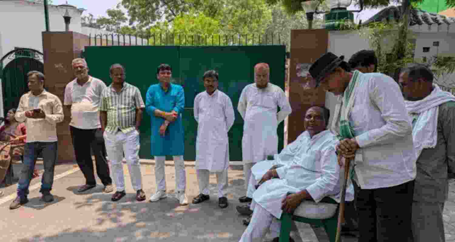 RJD workers guard Lalu-Rabri's home amid security row RJD workers guard Lalu-Rabri's home amid security row